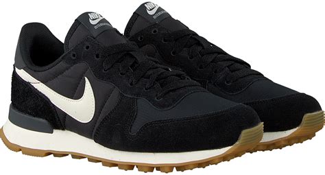 nike sneaker schwarze sohle